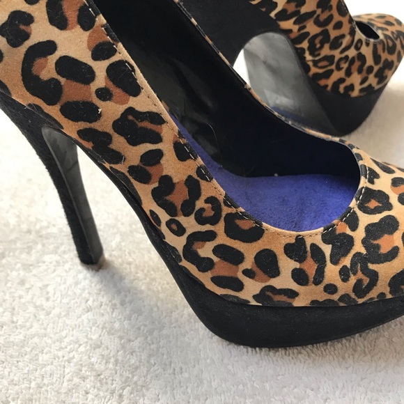 SOLDLeopard  Beige and Black High Heeled Pumps - Picture 5 of 8